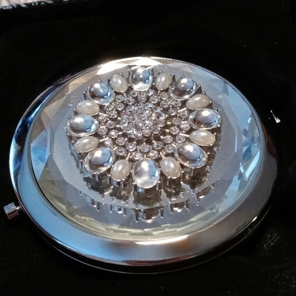NIB Genuine crystals with pearls compact mirror